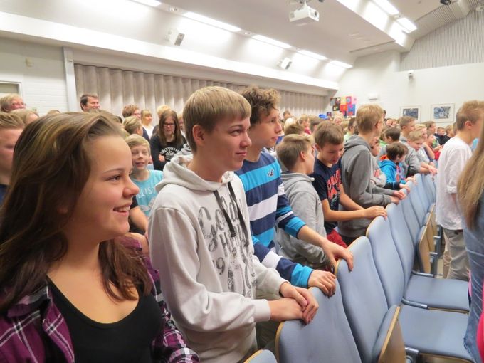 Jomon ja Pellinan vetämä päivänavaus ilahdutti kaikkia auditoriossa 12.12.2013.