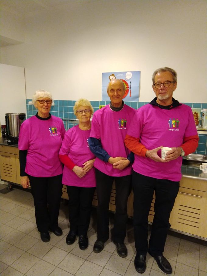 Joukko huippuaktiivisia klubilaisia huolehtimassa 27. Suurten Joulumyyjäisten Isenge Clubin myyntipisteitä 15.12.2019.