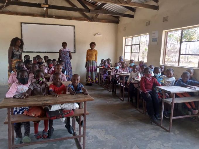 Koulu alkoi jälleen virkeästi Isengessä koronatauon jälkeen. Kuva 26.8.2021.