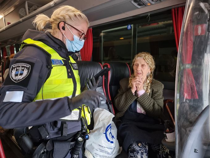 Kaikki eivät ole sotaa paenneista nuoria, kuten tässä kuvassa isoäiti, joka rukoilee, että rajavartioston henkilö tavoittaiis hänen Pärnussa asuvan tyttärensä. All people escaoing war are not youg ones like this grandmother who here is praying that the person from Estonian border control could reach her daughter living in Pärnu. Miracle happened!